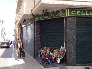 flower-homages out side the store owned by Tito Vilanova's parents.